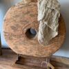 Oud houten wiel op standaard
