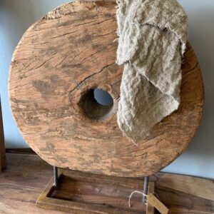 Oud houten wiel op standaard