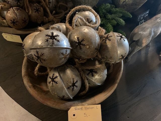 Roest Rinkelbal met Touw L Ø 10cm