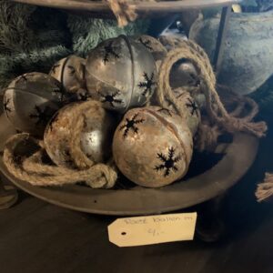 Roest Rinkelbal met Touw M Ø 8cm