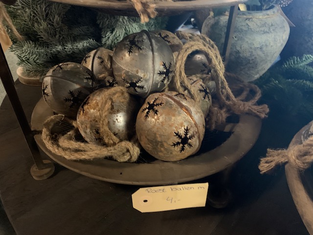 Roest Rinkelbal met Touw M Ø 8cm