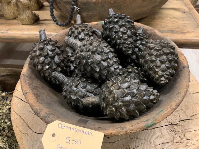 Polystone Dennenappels